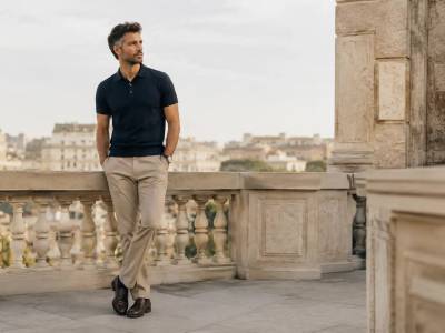 Polo con pantalón chino: cómo vestir bien