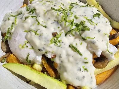 Bol tibio de verduras asadas con huevo poché y yogur limón
