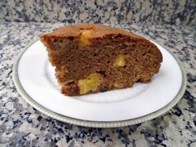 Bizcocho de piña, pasas y canela