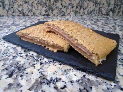 Napolitana de jamón york y queso con masa de avena y yogur