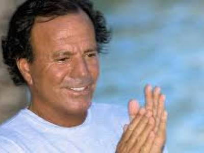 La vida sigue igual: la película que mostró los inicios de Julio Iglesias