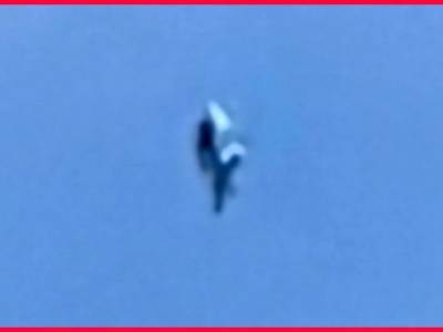 Un testigo sale de una iglesia y sobre su cabeza divisa este UFO flotando placidamente en el aire