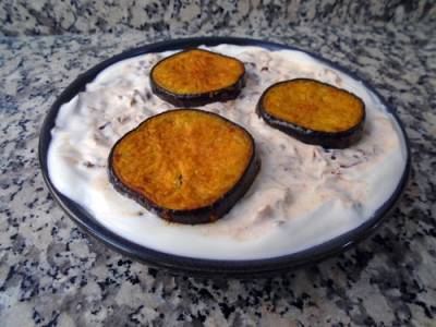 Dahi baingan o berenjenas con crema de yogur especiado