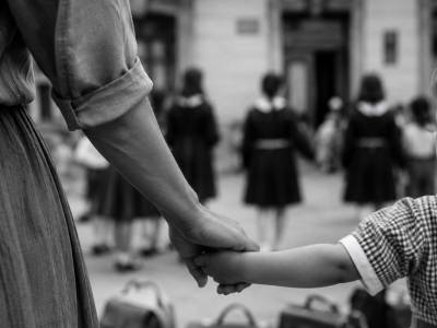 Cuando el pasado revuelve y condiciona el presente: Reseña de 'La educación del monstruo', de Elvira Mínguez