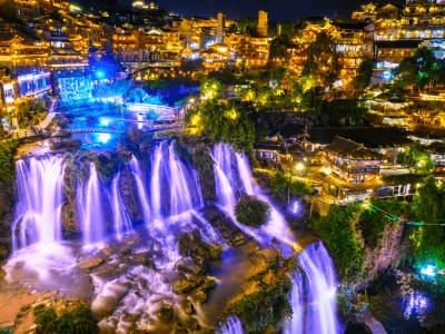 Qué ver en Furong, China: el pueblo atravesado por una cascada