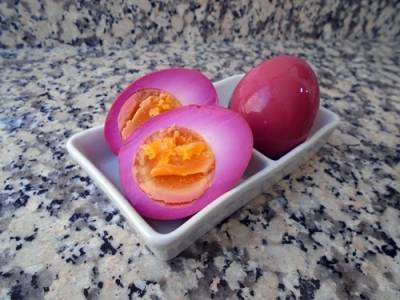 Huevos encurtidos con remolacha