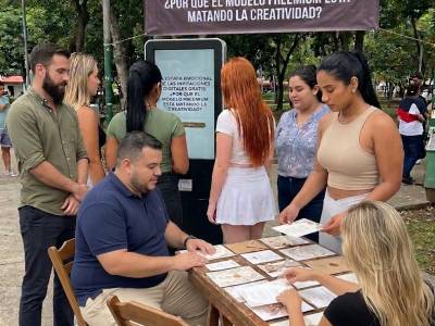 La estafa emocional de las invitaciones digitales gratis: ¿por qué el modelo freemium está matando la…