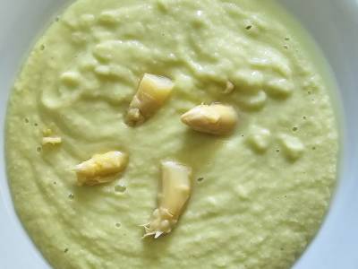Crema fría de espárragos blancos, manzana y aguacate