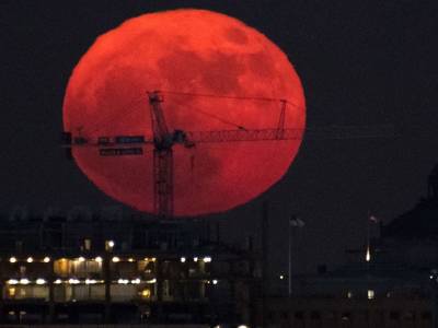 ¿Por qué la Luna parece más grande cuando está en el horizonte? La ilusión que engaña a tu cerebro