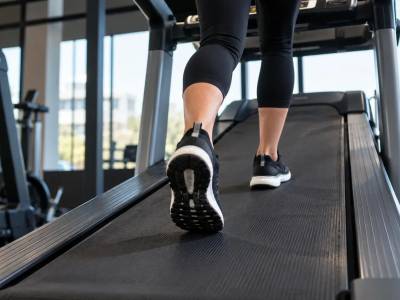 Caminar en cinta inclinada: ¿adelgaza más que correr?