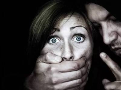 Síndrome de Estocolmo y vínculo traumático: por qué algunas personas permanecen unidas a quien les hace daño