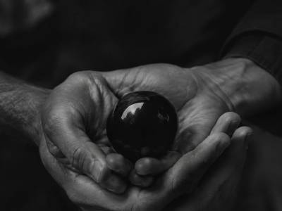 'La bola negra': la película de moda que te sacude por dentro
