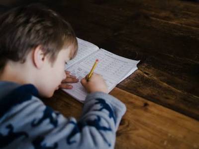 ¿Cómo pueden las familias ayudar a sus hijos a estudiar?