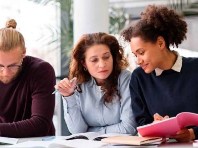 Hablar inglés con fluidez: cómo aprender y qué curso elegir