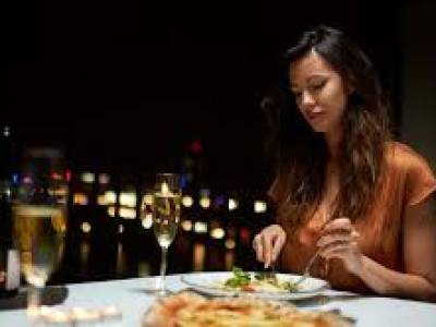 ¿Cuál es la mejor hora para cenar? La importancia de cenar temprano para descansar mejor