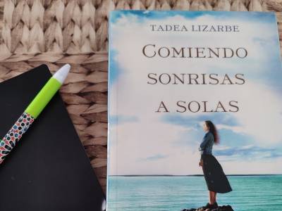 Un sospechoso, una familia rota y un manuscrito lleno de secretos: Reseña de 'Comiendo sonrisas a solas', de…